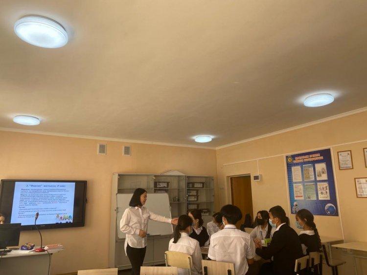Мектеп психологы мектеп түлектерімен тренинг өткізді/ Школьный психолог провела с выпускниками тренинг